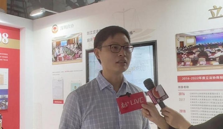 深圳市政协委员徐期林接受记者采访。深圳新闻网记者 陈彦如摄