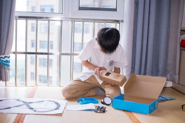 小卡XKBOT智能编程机器人