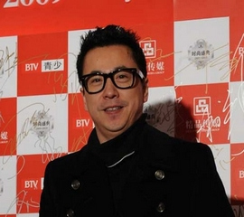 “以后谁还会信华谊，在减持这事儿上，华谊是搬石头砸自己的脚。”一名股民发微博称，尽管华谊兄弟董事长王中军才承诺短期内不会减持公司股票，但其弟王中磊两天内共套现1.77亿元。