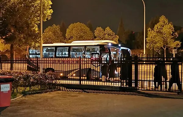 上夜班的战友们乘车出发