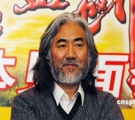 记者发现，分众传媒CEO江南春和“大胡子”导演张纪中均选择在第三季度抛售了一部分手中持有的华谊兄弟。从三季报披露的前十名流通股东持股情况中可见，新的名单上已没有两者的名字。