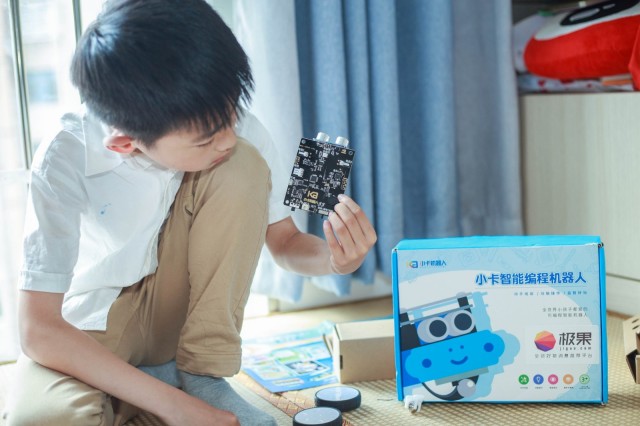 小卡XKBOT智能编程机器人