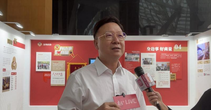 深圳市政协办公厅副主任张庆祝接受记者采访。 深圳新闻网记者 陈彦如摄