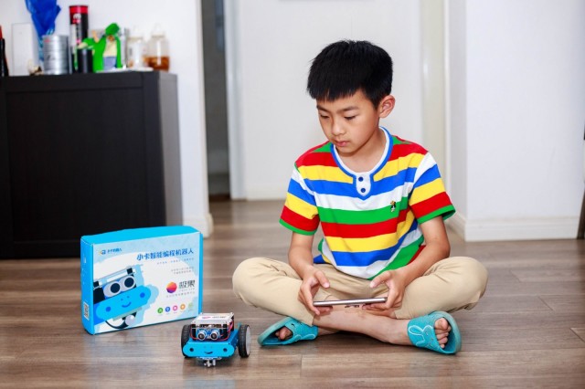 小卡XKBOT智能编程机器人