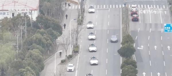 自动驾驶技术不断升级 未来更多“聪明的车”将驶上“智慧的路”