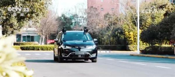 自动驾驶技术不断升级 未来更多“聪明的车”将驶上“智慧的路”