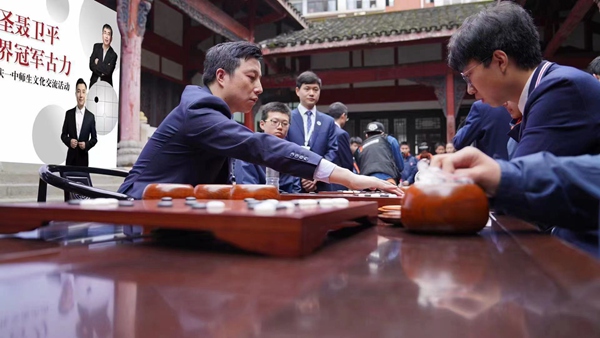 古力与重庆青少年棋手过招。重庆一中供图