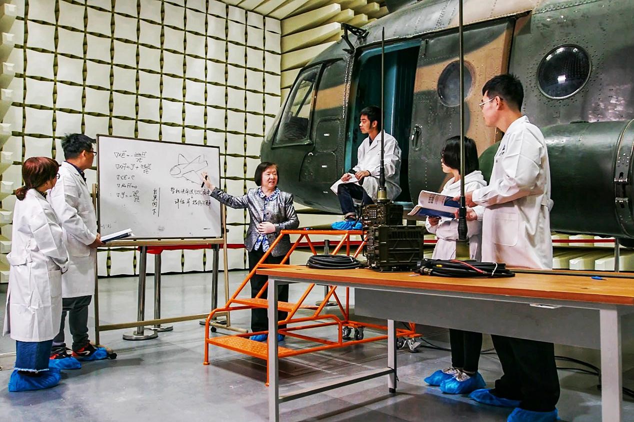 苏东林老师在教学中。北京航空航天大学供图