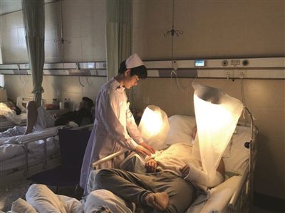 躺在病床上的小军