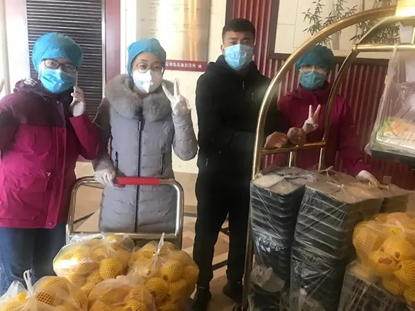 杨晓雨在酒店为援鄂医疗队发餐